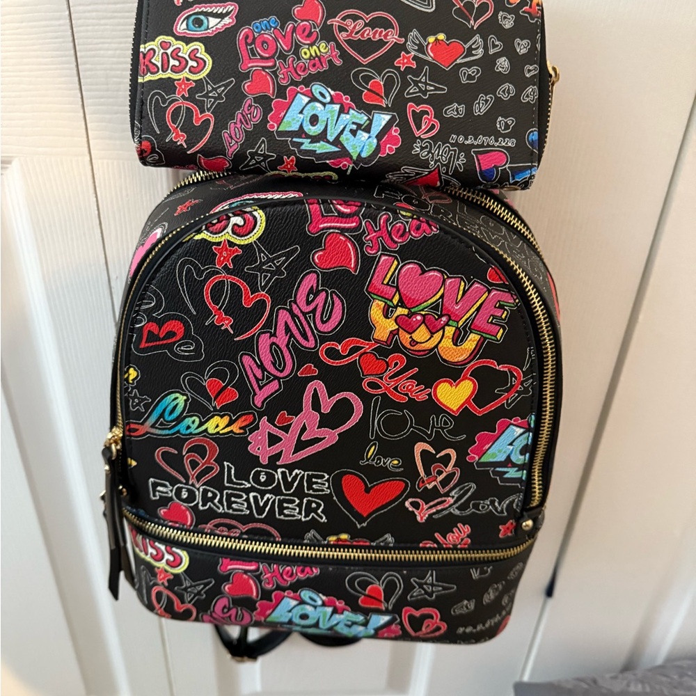GRAFFITI LOVE PRINT BACKPACK & WALLET
